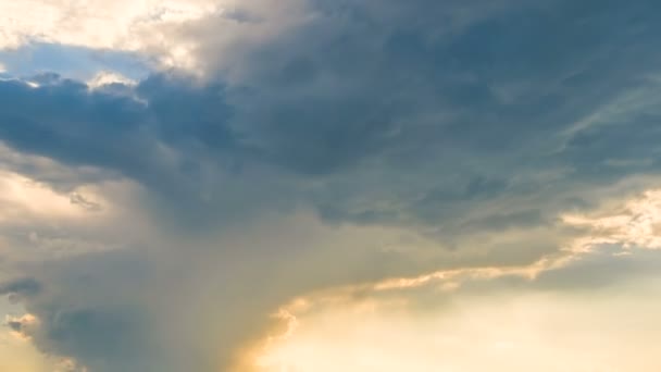 Nubes blancas volando en cielo soleado lapso de tiempo, gracia y esperanza, creencia en Dios — Vídeos de Stock