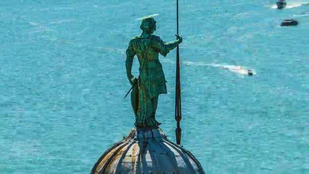 Statue of St George standing on dome of cathedral, Grand Canal with boats — Stock Video