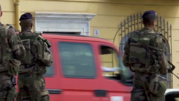 Soldiery patrolling city streets with weapon, safety and public order control — Stock Video