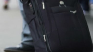 Bavulunu haddeleme ve Tren İstasyonu'na yürüme iş kişi yolculuk