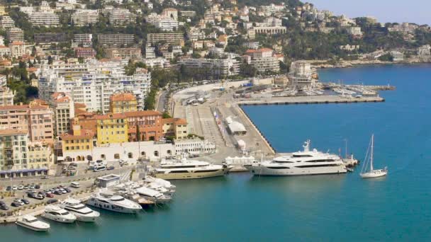 Yacht bianco di lusso a vela per il porto di Nizza, vista dall'alto sulla città e sul mare del resort — Video Stock