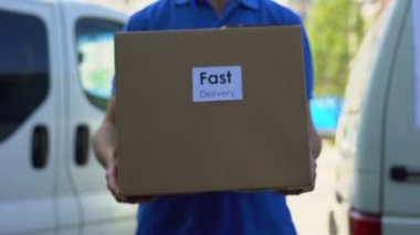 Express kargo hızlı teslimat hizmeti kurye üniformalı karton kutu, holding