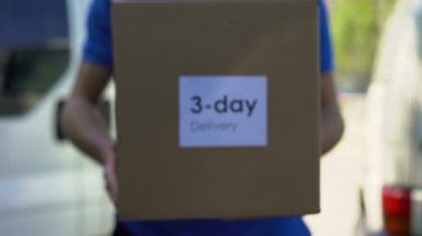 Üç gün teslimat kurye karton kutu, kaliteli hizmet tutan üniformalı
