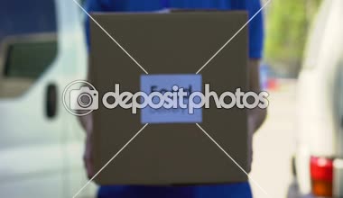 Online hizmet alışveriş gıda dağıtım kurye karton kutu, holding üniformalı