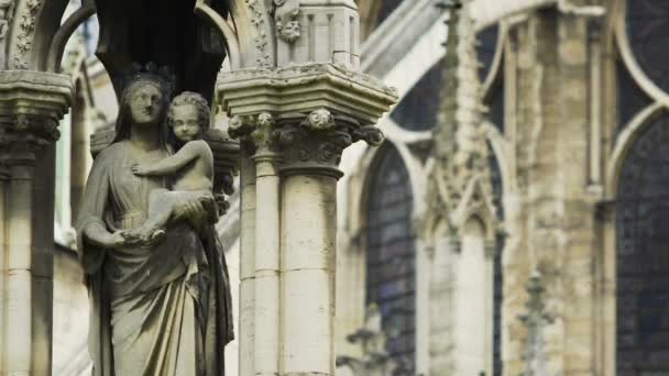 Notre-Dame de Paris exterior, bela estátua de Virgem e Criança, arquitetura — Vídeo de Stock
