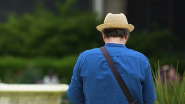 Turista masculino en sombrero haciendo fotos en parque, turismo en la ciudad europea, tour — Vídeos de Stock