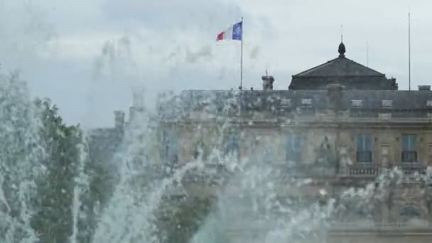 Utsikt över Luxembourg palats i Paris genom fontän, sightseeingtur, Frankrike — Stockvideo