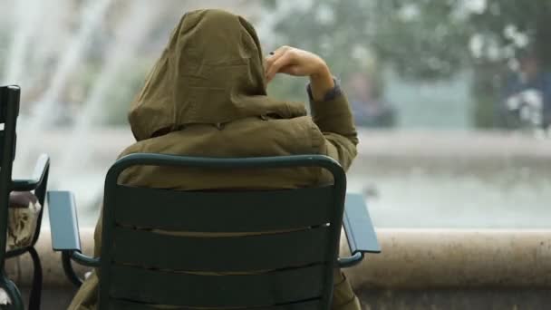 Mujer en parka disfrutando de la vista de la fuente, relajarse después de un duro día de trabajo, descansar — Vídeos de Stock