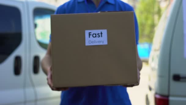 Γρήγορη παράδοση υπηρεσία courier σε ομοιόμορφη εκμετάλλευση κουτί από χαρτόνι, express ναυτιλία — Αρχείο Βίντεο