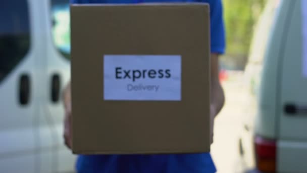 Express levering courier in uniform holding kartonnen doos internationale verzending — Stockvideo