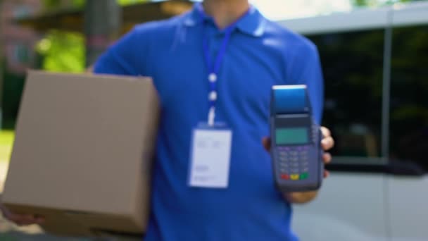 Deliveryman κρατώντας κουτί και τερματικού, πληρωμή πιστωτικών καρτών συσκευής, φροντίδα του πελάτη — Αρχείο Βίντεο