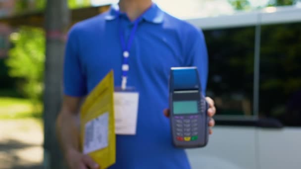 Postangestellte zeigt Paket- und Kreditkartenterminal, Zahlungsservice Kundenbetreuung — Stockvideo