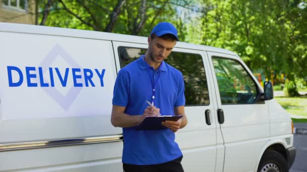 Courier fylla leverans tomt, Intrastat-kontrollrapport, posttjänster transport — Stockvideo