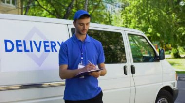 Parsel raporu doldurma ve gülümseyerek teslim işçisi, part-time iş, meslek