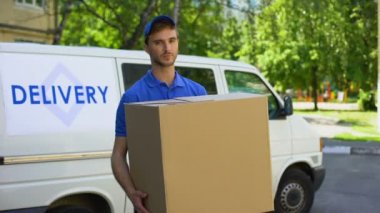 Büyük karton kutu, ev aletleri ulaşım tutan teslimatçı