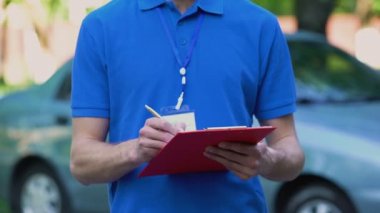 Teslimatçı kanıt belge veren imza, evrak, paket sigortası