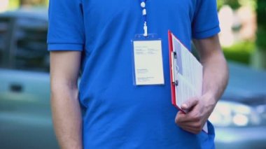 Yaşasın, sevk irsaliyesi kaliteli hizmet, ekspres teslimat gösterilen erkek kurye