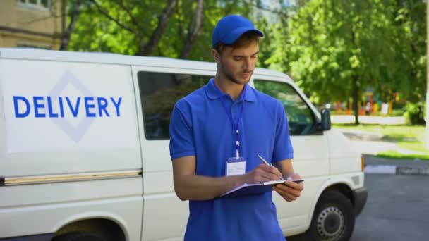 Entrega hombre relleno paquete en blanco, mostrando pulgares hacia arriba, servicio postal, envío — Vídeo de stock