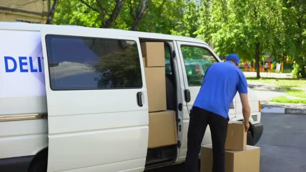 Courier nemend vakken uit de bestelwagen, bewegende bedrijf dienst, bedrijfsverplaatsing firma — Stockvideo