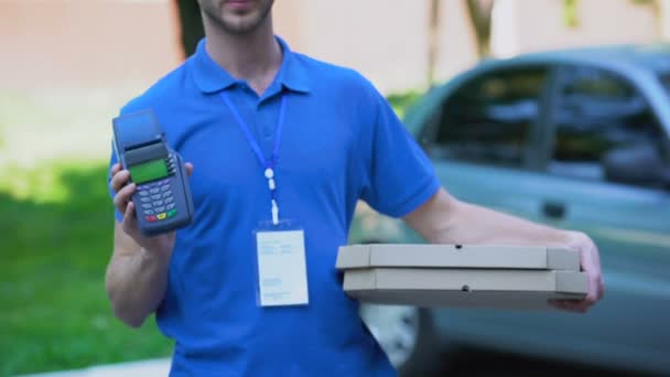 Αρσενικό πίτσα courier κρατώντας τερματικό πιστωτικών καρτών, τεχνολογία πληρωμών, υπηρεσία — Αρχείο Βίντεο