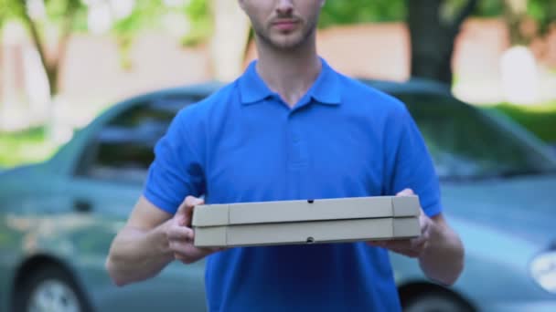 Φιλικό παράδοση από τον άνθρωπο δίνοντας κιβωτίου πιτσών, online παραγγελία τροφίμων, υπηρεσία εστιατορίου — Αρχείο Βίντεο