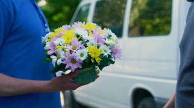 Çiçek teslimat, yıldönümü hediyesi, Doğum günü hediyesi için ödeme yapan erkek kurye