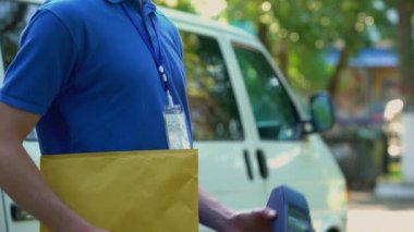 Smartphone uygulama temassız ödeme ile paket teslimat için ödeme erkek