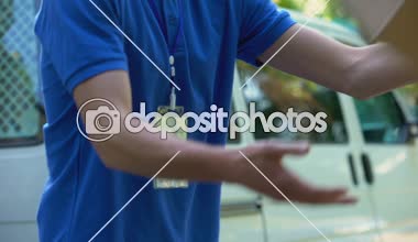 Karton kutu yakalamak ve başparmak yukarıya, kötü teslimat hizmeti gösterilen postacı