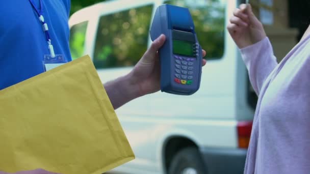 Mujer pagando terminal sin contacto por tarjeta para entrega de paquetes, tecnología moderna — Vídeo de stock