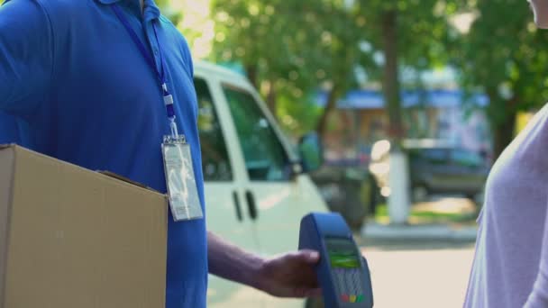 Kunde des Zustellunternehmens bezahlt per kontaktlosem Terminal für den Pakettransport — Stockvideo