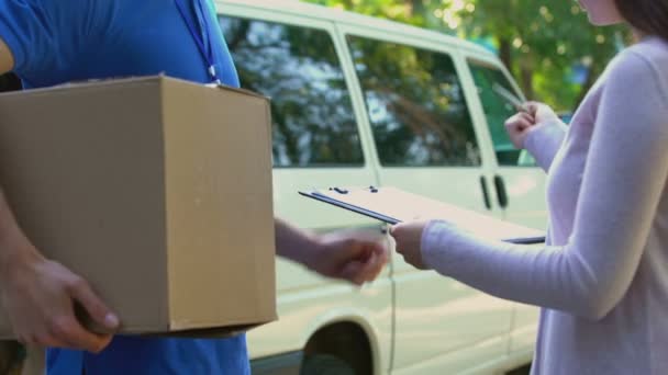 Frau unterschreibt Formular und erhält Papppaket, Zusteller Verteilung — Stockvideo