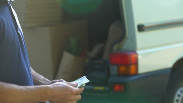 Hombre contando billetes y cerrando puerta de furgoneta, pequeña empresa, empresa de mudanzas — Vídeos de Stock