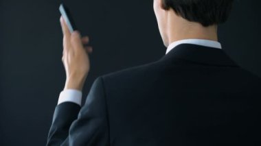 Telefon arkadan görünüm, atanması ortak toplantı konuşurken kendine güvenen şirket müdürü