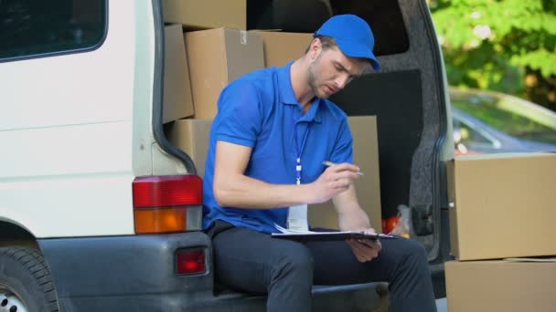 Upptagen leverans workman räknar skiften, checklista för inventering, deltid jobb — Stockvideo