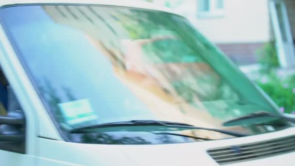 Young delivery man in van holding parcel showing thumbs up, express shipment — Stock Video