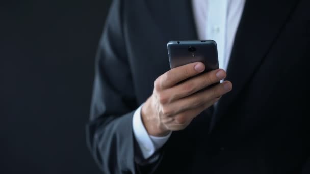 Empresário verificando calendário de reuniões on-line, mensagem de texto no smartphone — Vídeo de Stock