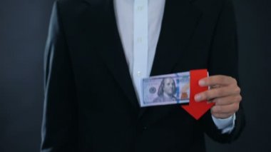 Banknot, Rus Rublesi göre borsa düşüyor dolar tutan adam