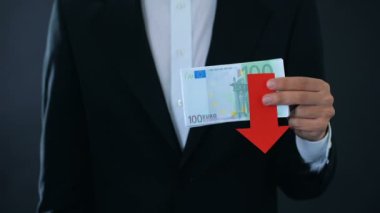 Banknot, tahmin Japon yeni göre finansal düşen euro tutan adam