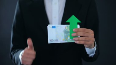 Mali müşavir euro banknot, holding gösterilen yukarı ve aşağı, büyüme başparmak