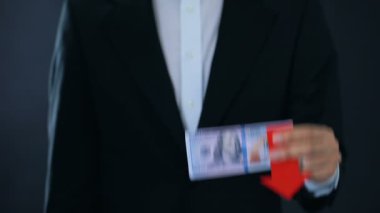 Düşen doları banknot gösterilen holding finansal danışman, başparmak