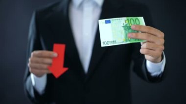 Gösterilen euro banknot ve kırmızı ok simgesi, düşen para birimi, kriz işadamı