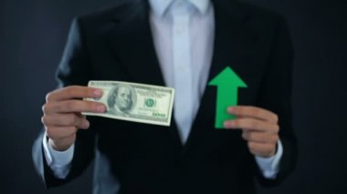 Doları banknot ve yeşil ok işareti, Döviz Kuru büyüyen gösteren işadamı