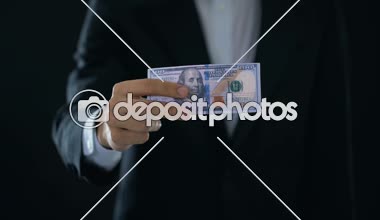 Erkek el görevlisinideponun doları banknot ve aşağı atmasına, gelir düşüş, kriz