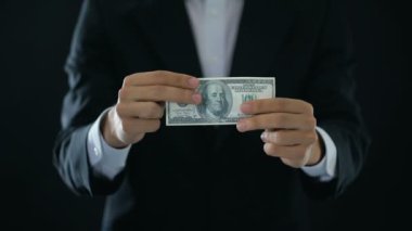 Görevlisinideponun Amerikan banknotlar, dolar düşüş, para birimi devalüasyon işadamı