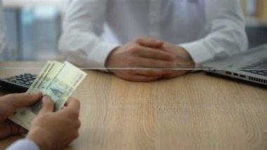 Rus ruble, Döviz Alım Satım kısıtlamaları değiştirmek reddeden banka kasiyer