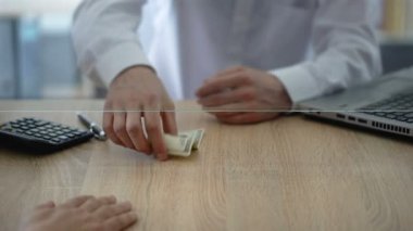 Para birimi dedektörü tarafından incelenmesi sahte dolar döviz reddederek banka cahier