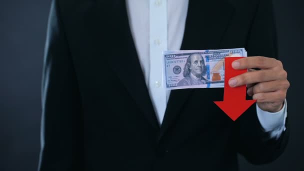 Человек держит банкноты, доллар падает относительно японской иены, фондовый рынок — стоковое видео
