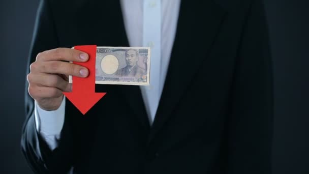 Perito financeiro com notas de iene japonês mostrando polegares para cima e para baixo, caindo — Vídeo de Stock