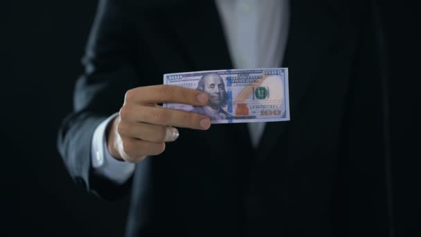 男性手皱美元钞票和投掷, 收入减退, 危机 — 图库视频影像