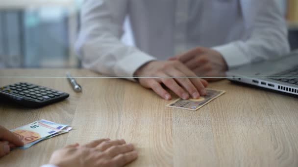 Accountant van de Bank inwisselen van euro voor Japanse yens, transactie valuta, service — Stockvideo